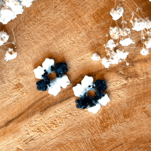 Pampilles hibiscus 20mm - Blanc et paillettes bleues nuit