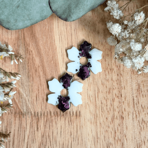 Pampilles hibiscus 20mm - Blanc et paillettes violettes