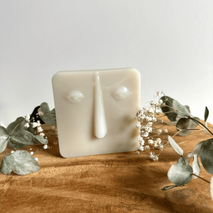 Statuette plate